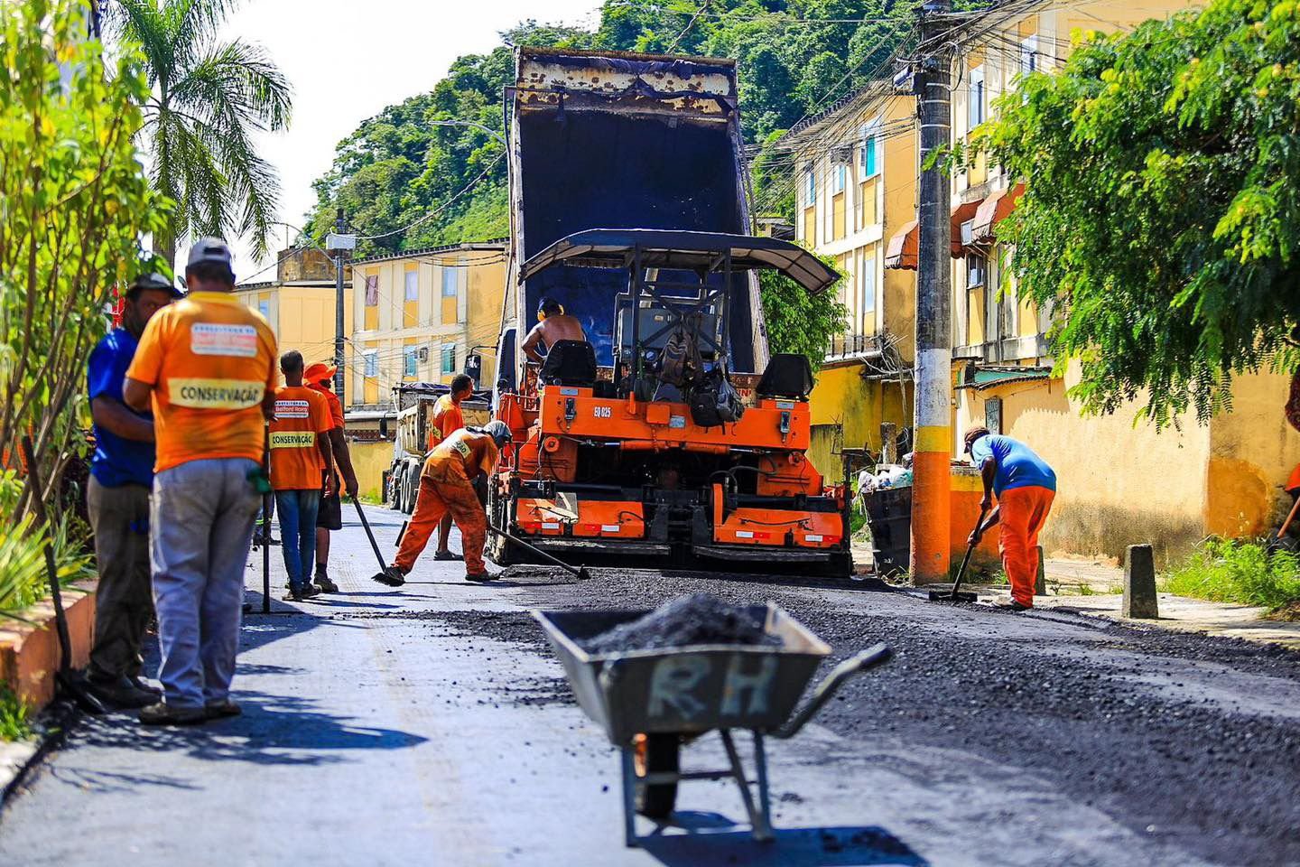 Prefeitura de Belford Roxo continua asfaltando ruas