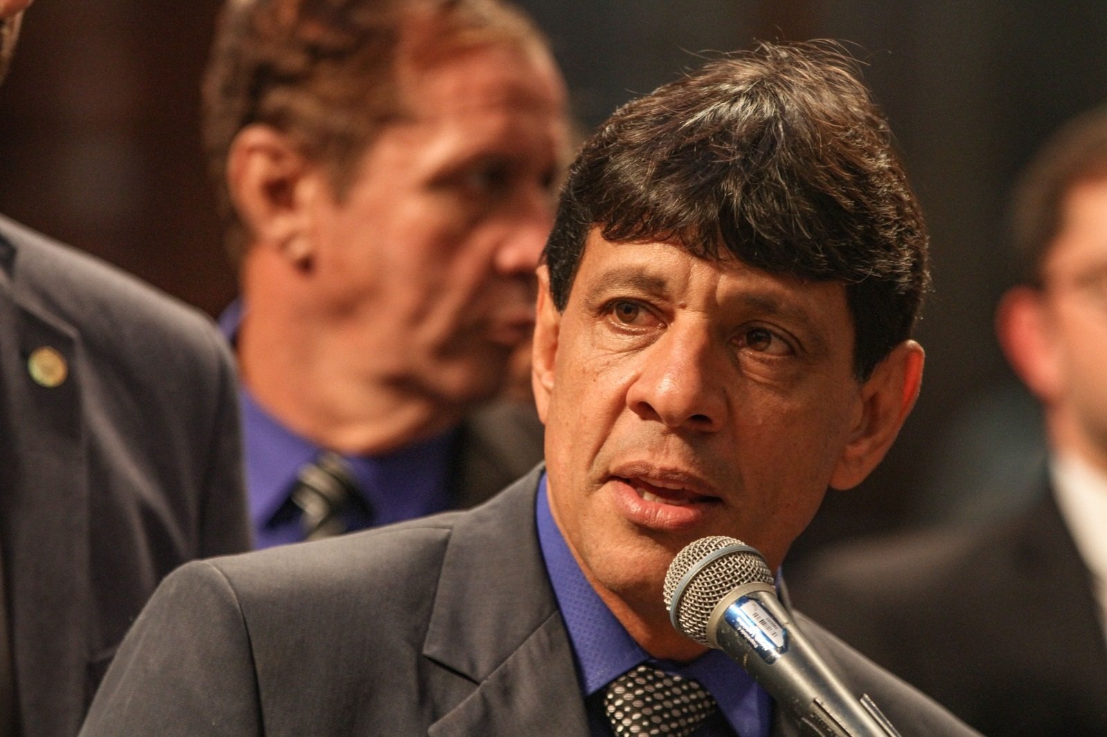 Deputado no fogo cruzado em Caxias