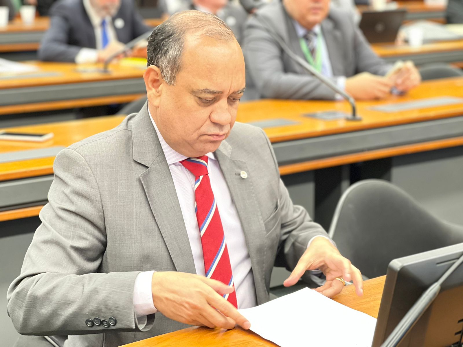 Deputado Max Lemos propõe tornar débito com IPVA o único impedimento para liberar licenciamento anual do veículo