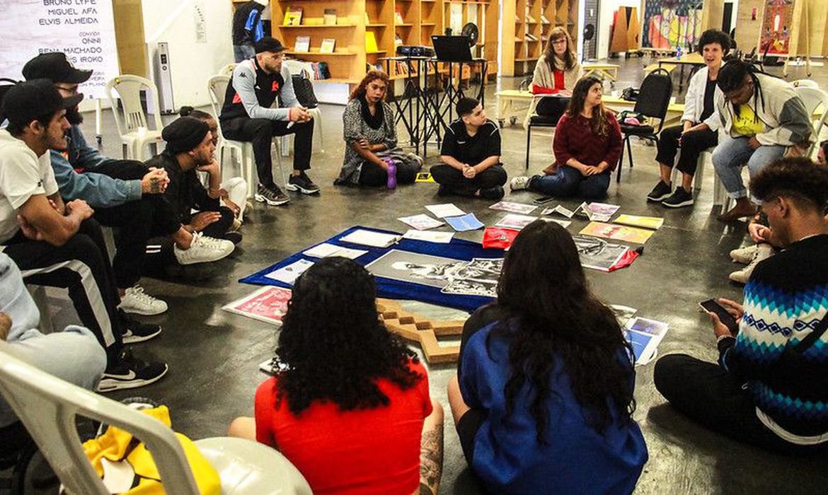 Exposição no Complexo da Maré destaca estética dos bailes de favela