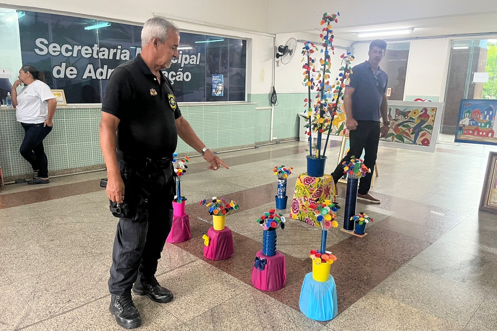 Magé: Agente da guarda municipal expõe sua arte na Prefeitura