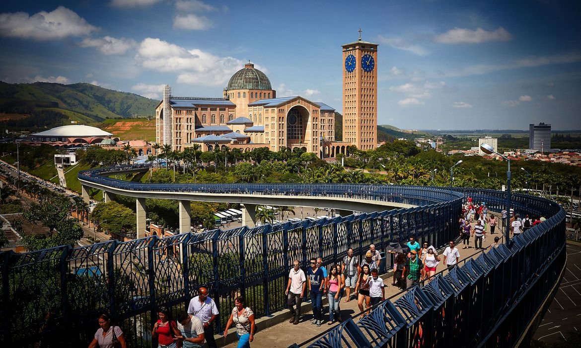 Cerca de 250 mil pessoas devem passar por Aparecida hoje