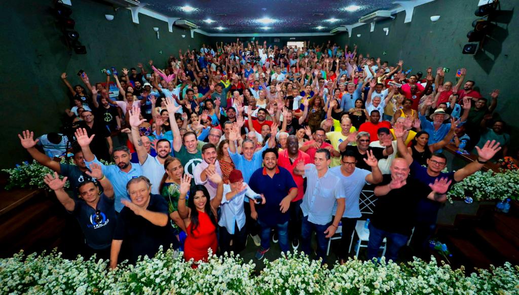 André e Andrezinho Ceciliano emocionam cinema lotado durante prestação de contas anual em Paracambi